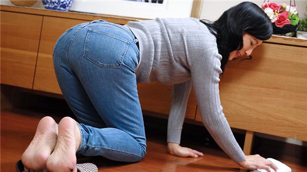 bowsette sex 050124_100-Cô quản gia trong chiếc quần jean bó sát